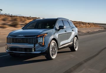 Американцы сметают Kia: продажи бренда взлетели до исторического рекорда, особенно популярны Sportage Hybrid и Sorento Hybrid